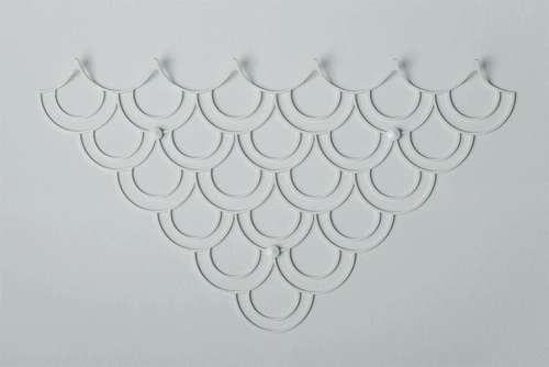 Moderní bílý kovový nástěnný věšák do předsíně Husk POLYHEDRA 56 cm