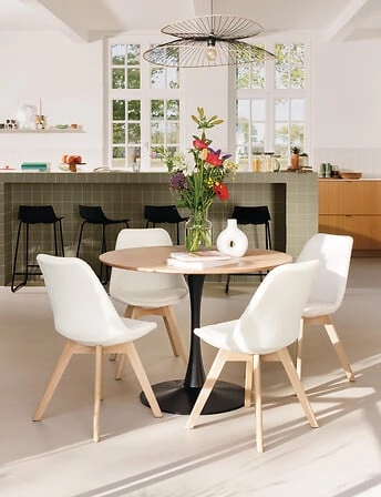 Čalouněná židle Baya boucle bílá do jídelny a obýváku skandinávská s dřevěnými nohami Atmosphera