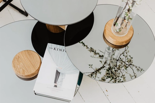 Kulatý konferenční stolek se skleněnou zrcadlovou deskou 63 cm dubový moderní do obýváku NORDIFRA