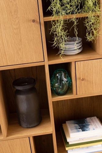 Dřevěná knihovna Rangoon Actona 90 cm skandinávský dub do obýváku a kanceláře