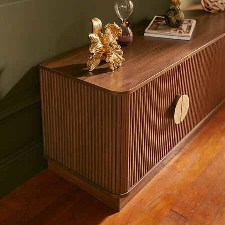 Dřevěný TV stolek Wany 140 cm japandi ořech, frézovaný, stojící do obýváku Atmosphera