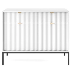 Bílá moderní komoda Delicious s drážkovaným povrchem, zásuvkami a nožičkami 104 cm do obýváku