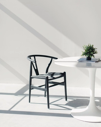 Dřevěná jídelní židle s područkami Wicker Color D2.DESIGN černá inspirovaná Wishbone