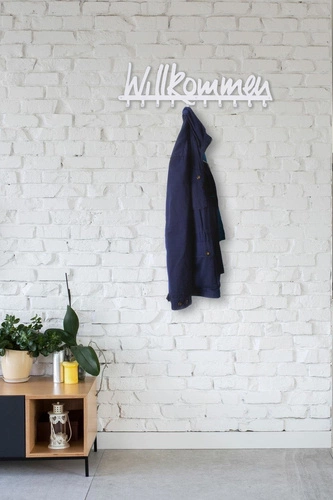 Moderní nástěnný věšák do předsíně Intesi Willkommen bílý kovový s nápisem