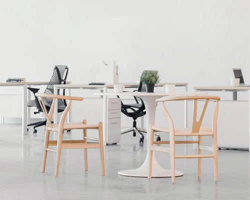 Dřevěná jídelní židle Wicker Color s područkami ve stylu boho inspirovaná Wishbone