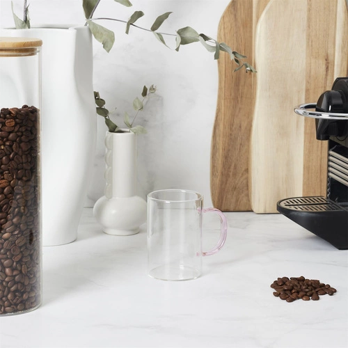 Sklenice na kávu Intesi Coloured minimalistická s růžovým uchem 300 ml skleněná