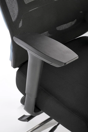 Ergonomická kancelářská židle Berto černá otočná s opěrkou hlavy a nastavením Intesi do kanceláře