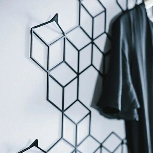 Moderní nástěnný věšák do předsíně Stiga L černý kovový POLYHEDRA 91 cm