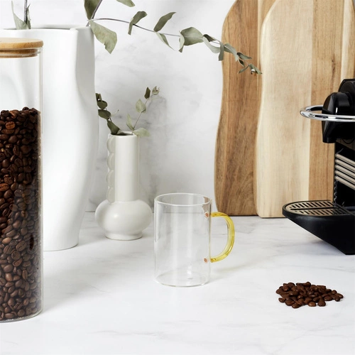 Sklenice na nápoje Coloured Intesi žlutá skleněná 300 ml minimalistická do kuchyně