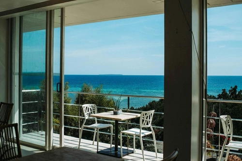 Zahradní a banketní židle Bush inspirovaná Viento, bílá, moderní, stohovatelná, vzdušná