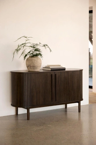 Komoda Meta 140 cm dub espresso rýhovaná na nožkách do obývacího pokoje