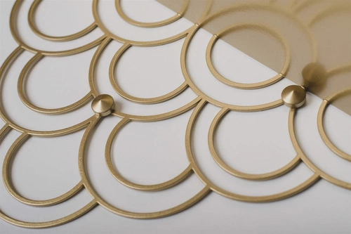 Moderní kovová nástěnná police Husk zlatá na knihy a dekorace do obýváku POLYHEDRA