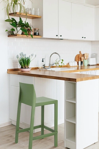 Barová židle Kate zelená moderní s opěrkou 75 cm do kuchyně a zahrady stohovatelná SCAB Design