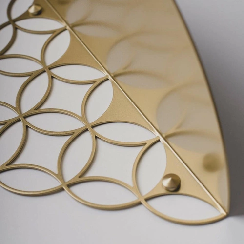 Bílá moderní kovová nástěnná police Holo POLYHEDRA na knihy do obýváku 37 cm