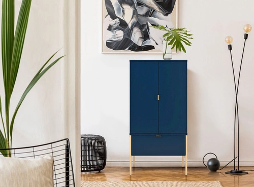 Vysoká komoda Polka Navy Blue glamour se zásuvkou a skříňkami na zlatých nožkách do obýváku 120 cm