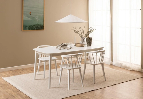 Dřevěná jídelní židle Ida Actona bílá s područkami ve skandinávském stylu do jídelny a kuchyně