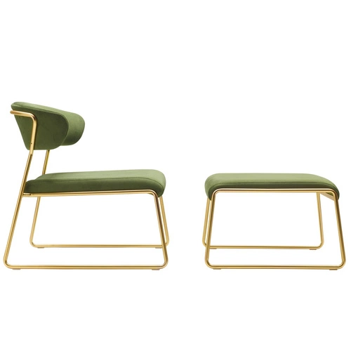 Zelené sametové lounge křeslo Lisa SCAB Design na zlatých lyžinách do moderního glamour obýváku