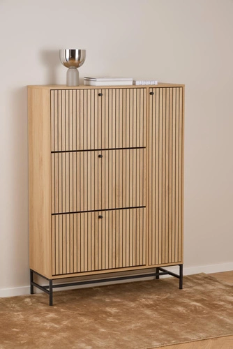 Široká botníková skříň Albany Actona dub přírodní s drážkovanými dvířky vysoká loftová