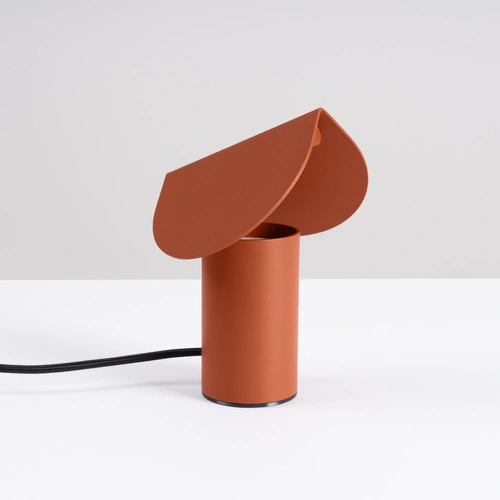 Stolní LED lampa BISCUIT značky Thoro Lighting v odstínu červené okry z hliníku