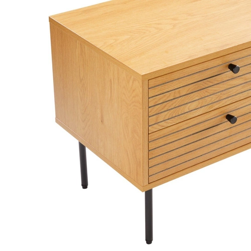Noční stolek Lattes 50x40 cm se 2 zásuvkami ve skandinávském stylu, přírodní dub a černý kov