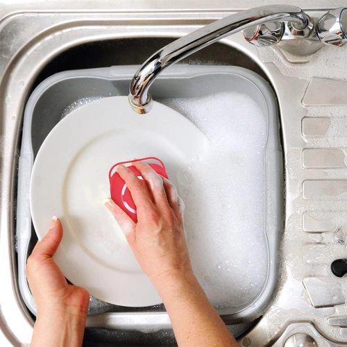 Intesi černý kartáč na nádobí s dávkovačem na mycí prostředek do kuchyně