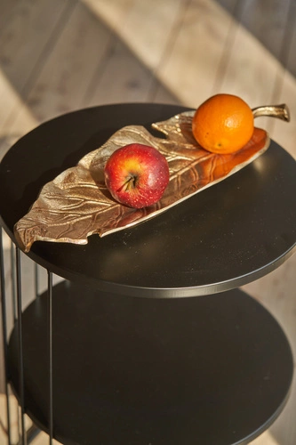 Kulatý černý kovový konferenční stolek Kobu s policemi moderní do obýváku Atmosphera