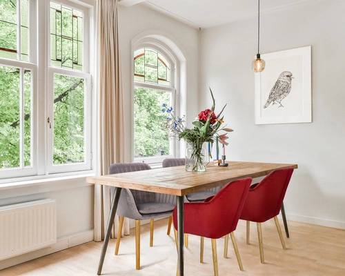 Čalouněná sametová jídelní židle Emilia Actona béžová s područkami moderní