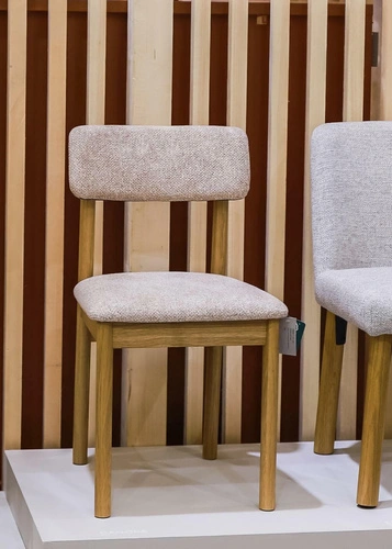 Čalouněná jídelní židle Canora písková s dubovými nohami