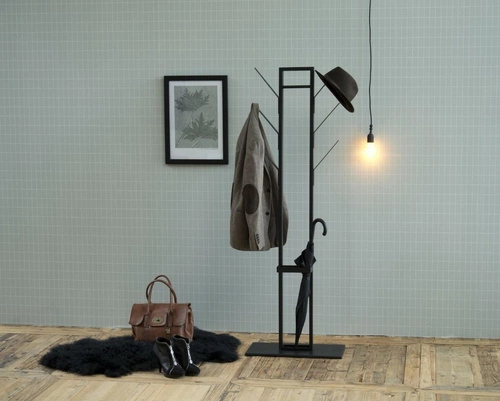 Moderní stojanový věšák do předsíně Vinson II černý kovový s držákem na deštníky Actona