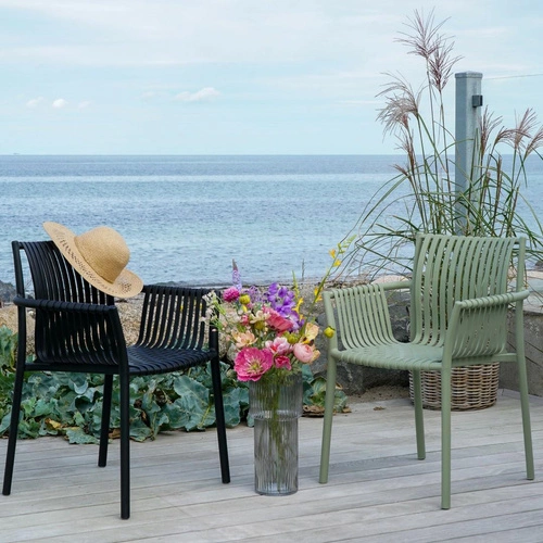 Zahradní židle Tulsa Intesi černá z polypropylenu s područkami snadno čistitelná