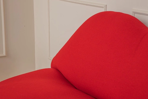 Moderní červená pohovka ve tvaru rtů inspirovaná Kiss Bocca do obýváku z vlny D2.DESIGN