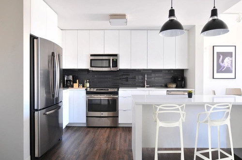 Barová židle Lexi bílá moderní s opěrkou do kuchyně a jídelny z plastu stohovatelná 75 cm D2.DESIGN