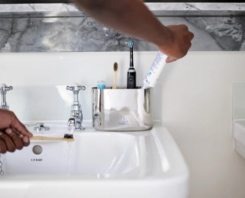 Joseph Joseph EasyStoreLuxe nerezový koupelnový organizér na zubní kartáčky moderní