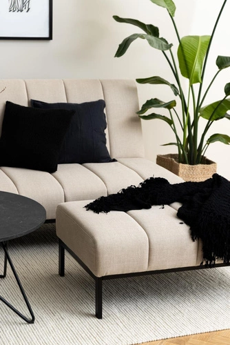 Čalouněný taburet Caix béžový Actona do obýváku a ložnice, moderní obdélníkový na černých nohách