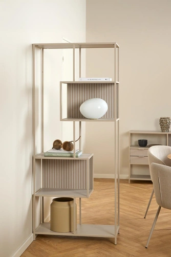Industriální regál Seaford II Actona béžový na knihy do obýváku 77 cm