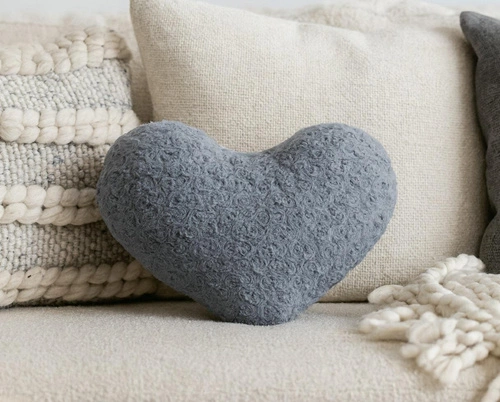 Dekorační polštář srdce bouclé šedý Atmosphera do obýváku a dětského pokoje