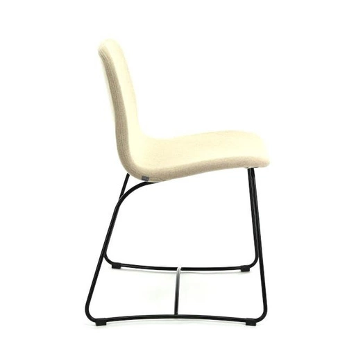 Čalouněná židle Hips FAMEG do jídelny a obýváku moderní buková na kovových lyžinách