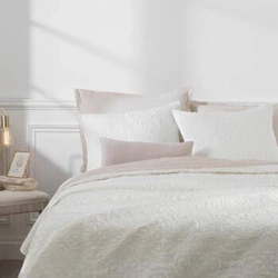 Moderní přehoz na postel Arabeska 240x260 cm oboustranný s povlaky Atmosphera slonová kost