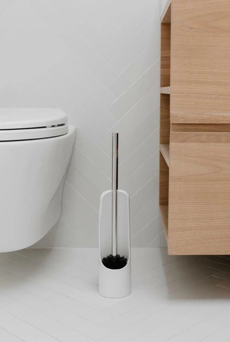 Bílý WC kartáč Touch Umbra moderní stojící toaletní kartáč do koupelny