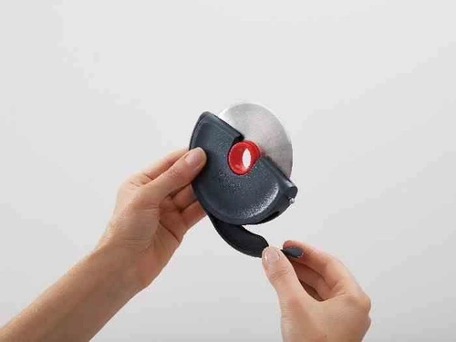 Joseph Joseph DISC kráječ na pizzu se silikonovým krytem moderní grafitový