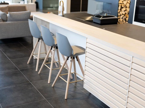 Barová židle Oslo šedá s opěrkou do kuchyně, dřevěná na dubových nohách, moderní Actona