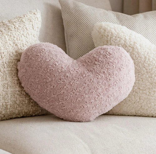 Dekorační polštář srdce bouclé růžový Atmosphera do obýváku a dětského pokoje 36x38 cm