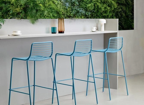 Kovová barová židle s opěrkou Summer šedá moderní do kuchyně a k ostrůvku 75 cm stohovatelná SCAB Design