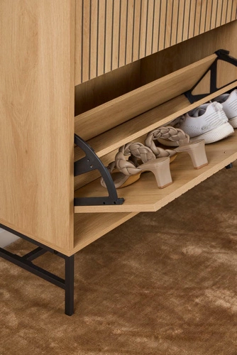 Široká botníková skříň Albany Actona dub přírodní s drážkovanými dvířky vysoká loftová