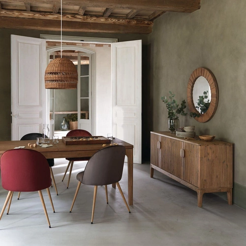 Dřevěná komoda Sabor 160 cm s frézovanými čely na nožkách do obývacího pokoje Atmosphera