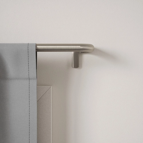 Jednoduchá záclonová tyč Umbra Twilight stříbrná nastavitelná na zatemňovací závěsy do obývacího pokoje 168–366 cm