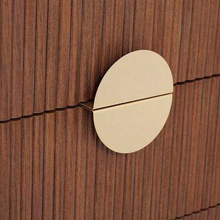 Moderní ořechová komoda Wany 80 cm s frézovanými zásuvkami do obýváku a ložnice Atmosphera