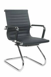 Kancelářská židle Skid Intesi černá čalouněná ekokůže moderní s područkami na lyžinách