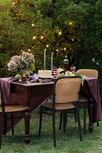 Jídelní židle Antonio Intesi černá plastová stohovatelná ve stylu Thonet