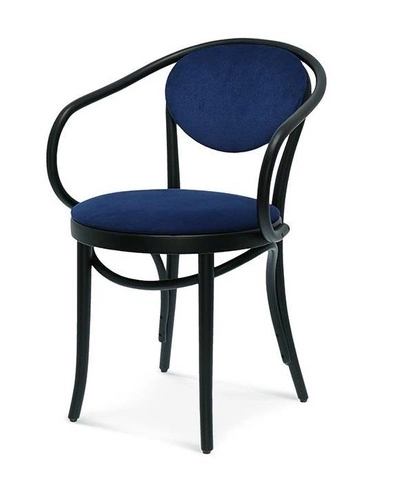 Čalouněná dřevěná jídelní židle s područkami Fameg B-9 na míru